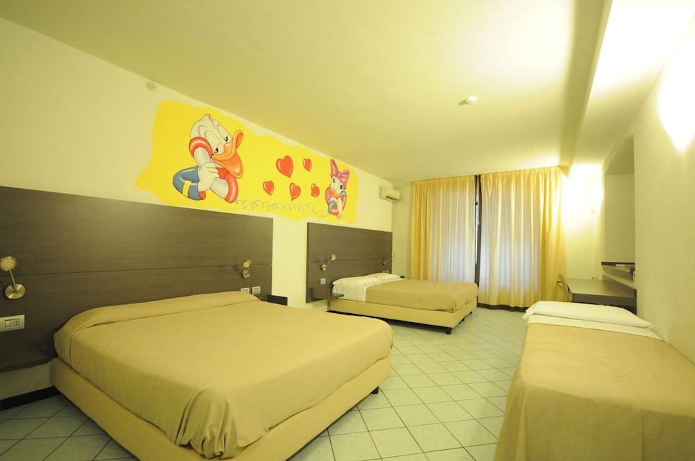 Hotel Tirreno Марина-ди-Масса Экстерьер фото
