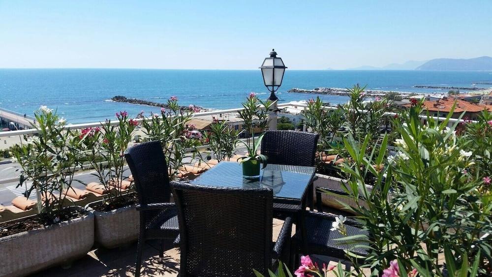 Hotel Tirreno Марина-ди-Масса Экстерьер фото