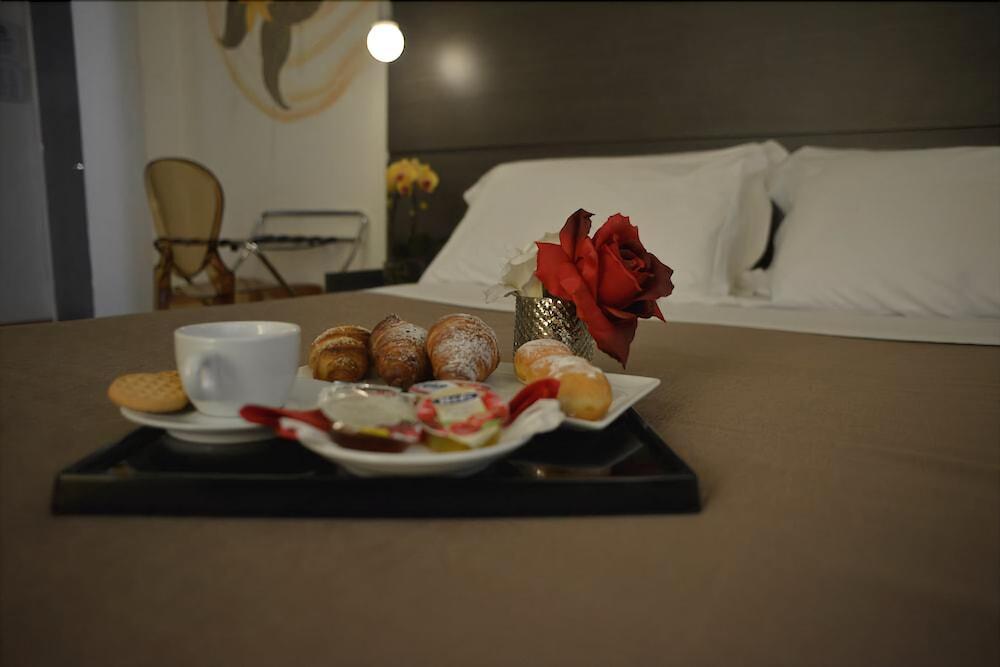 Hotel Tirreno Марина-ди-Масса Экстерьер фото