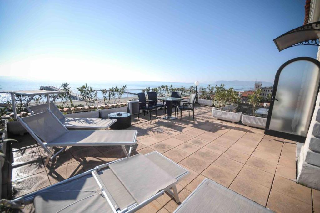 Hotel Tirreno Марина-ди-Масса Экстерьер фото