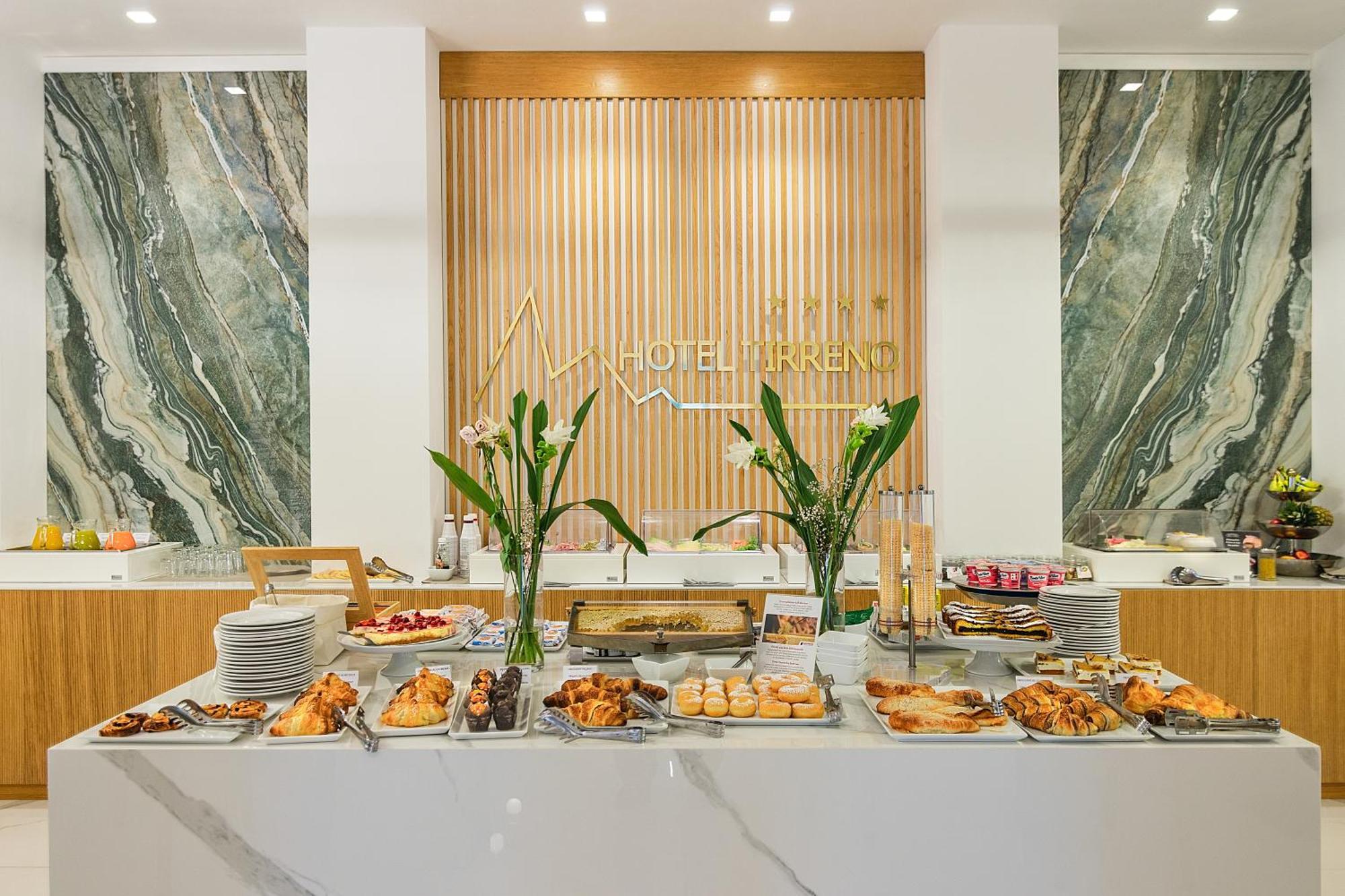 Hotel Tirreno Марина-ди-Масса Экстерьер фото