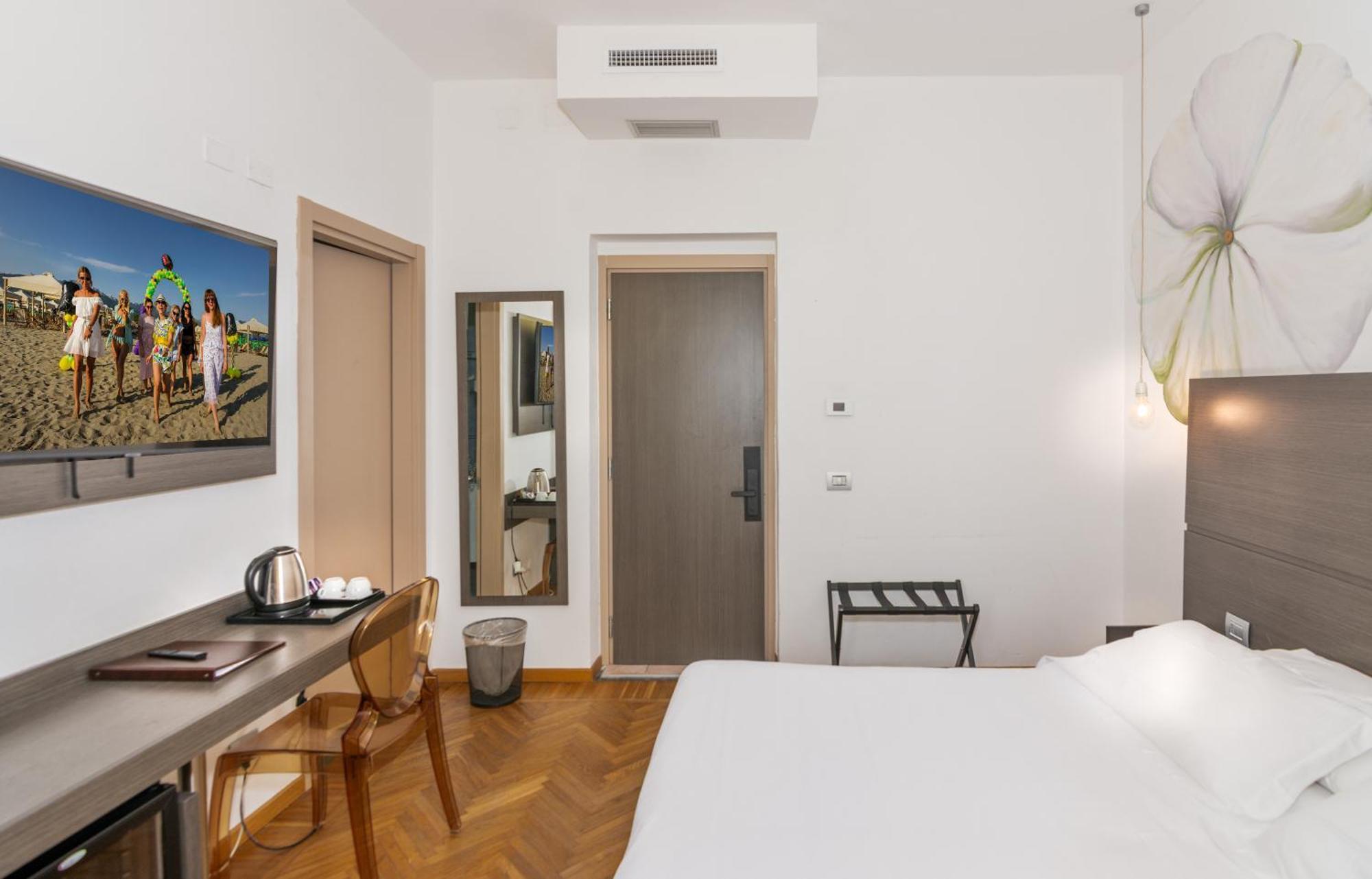 Hotel Tirreno Марина-ди-Масса Экстерьер фото