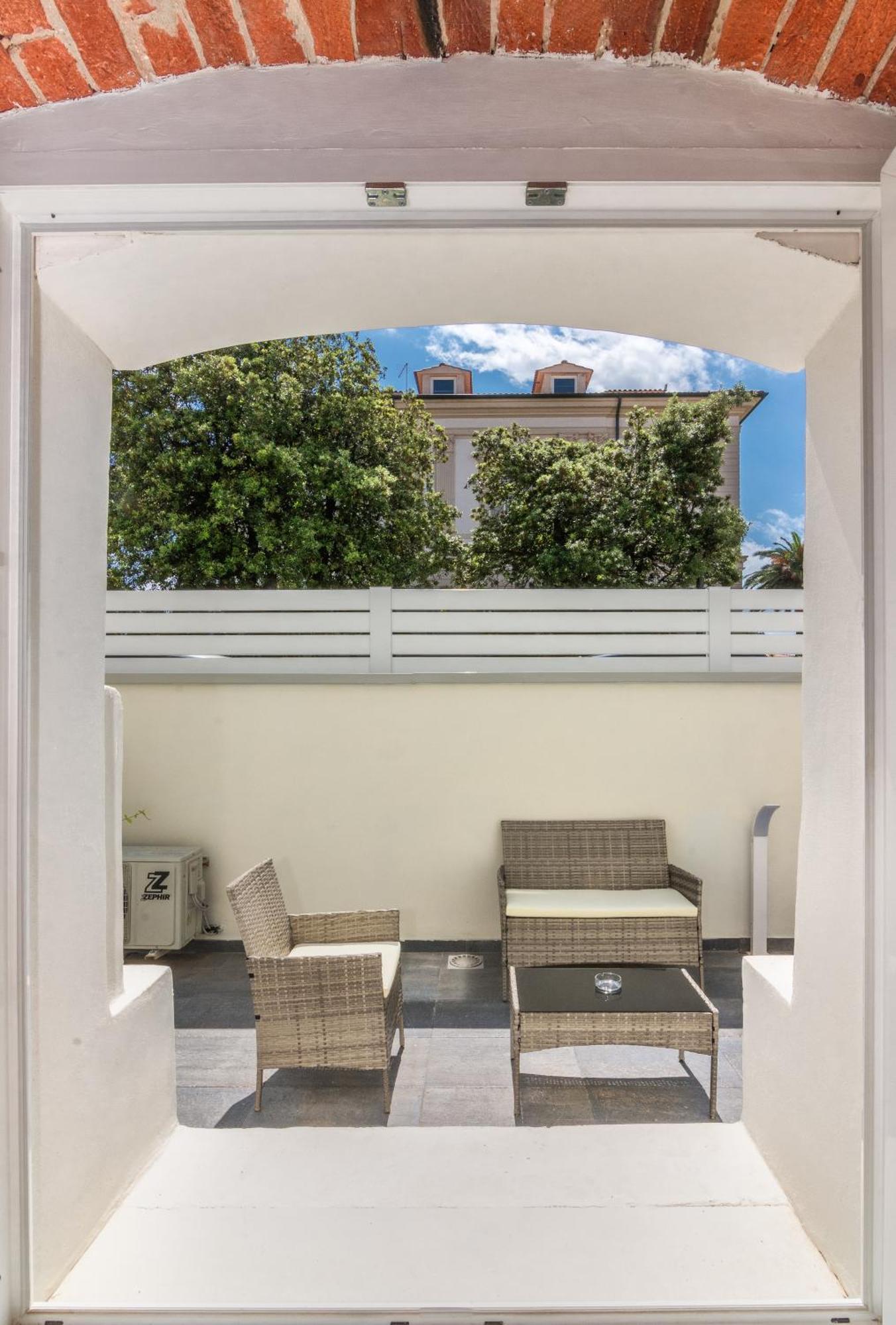Hotel Tirreno Марина-ди-Масса Экстерьер фото